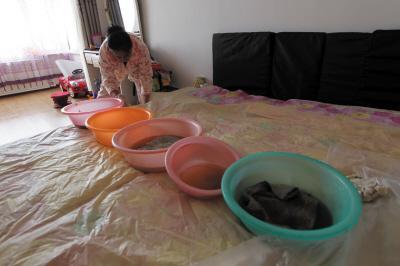 新郑楼上漏水，住户失联，小区没物管，业主维权难！律师来支招……